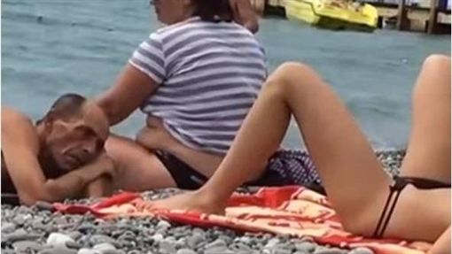 醉翁之意不在酒！阿伯去海水浴场只为一窥「神秘三角洲」