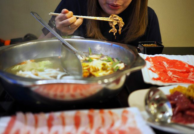 寻「胸」启示！火锅店老板惊呼：是谁吃到内衣都不要了
