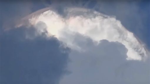 「火彩虹」惊现印尼上空！ 民众吓坏以为是UFO大举入侵