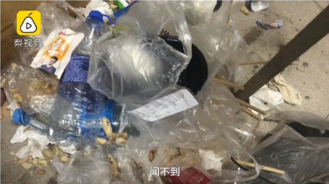 宿舍搞成垃圾场逼走3室友 邋遢男：我闻不到臭味