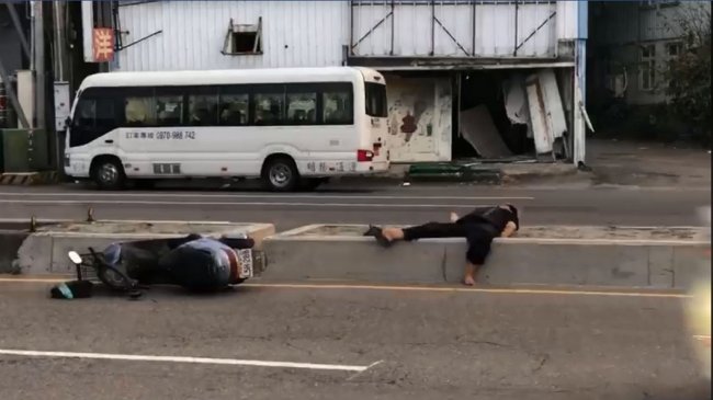 疑酒驾自撞分隔岛 男子在分隔岛上睡爽爽