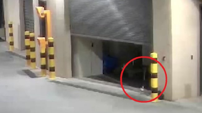 无人车库深夜自开 鬼扫把飞出来吓坏警方