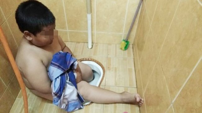 小胖弟脚卡马桶洞 消防员锤破便盆神救援
