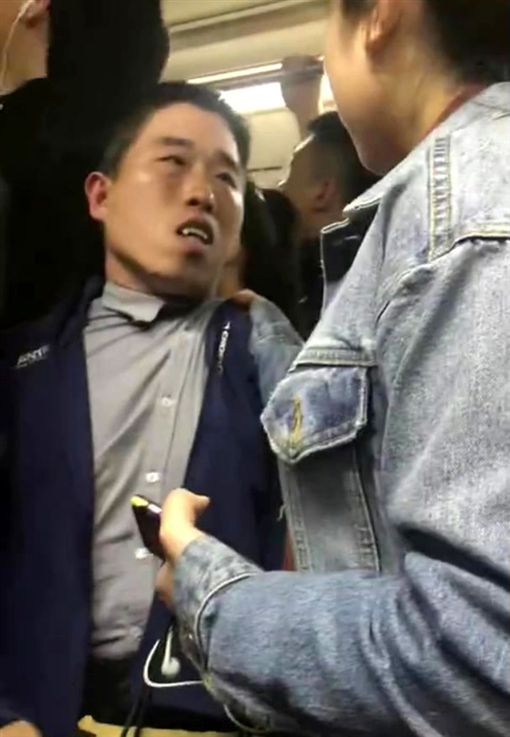 奶袭哥地铁伸狼爪 遭妹子反呛「软吗？舒服吗？」当场哑口
