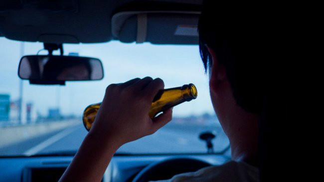 男酒驾被查竟当警面灌酒 反问：怎么证明我酒驾？