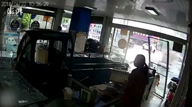 通讯行遭货车撞入 三宝驾驶竟是一条狗