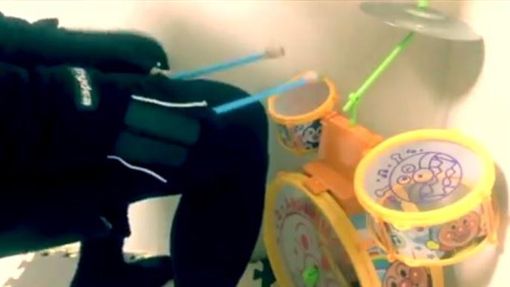 拿儿童用「面包超人鼓组」演奏音乐 网友神技让人跪了！