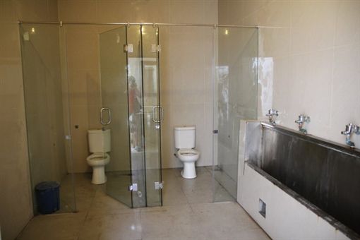 峇里岛「玻璃公厕」 让网友笑翻：应该有卖面具