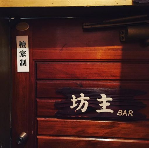 白天讲经晚上倒酒！ 日本和尚开「佛法主题」酒吧