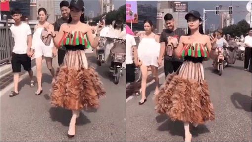 妹子穿鸡毛毯子上街！ 让网友笑翻直呼：欠抽吗？