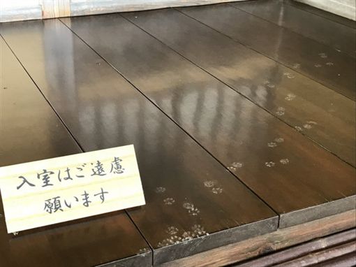 武士立牌「勿入」！却惊见小脚印 让网友笑翻：谁敢挡圣上