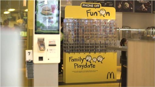 别再滑了！新加坡麦当劳设手机置物柜 背后目的超暖心
