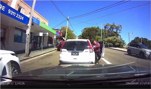 糗大了！下车骂人忘了打P档 老翁被自己车撞倒