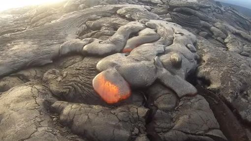 挺过1000度高温 摄影机拍下岩浆来袭瞬间
