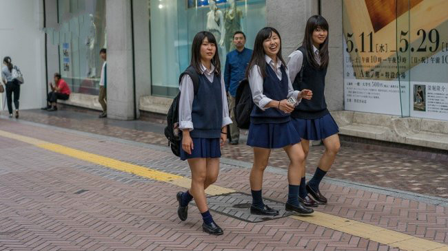 日本「超黑暗」校规 内裤只能穿白色掀裙检查
