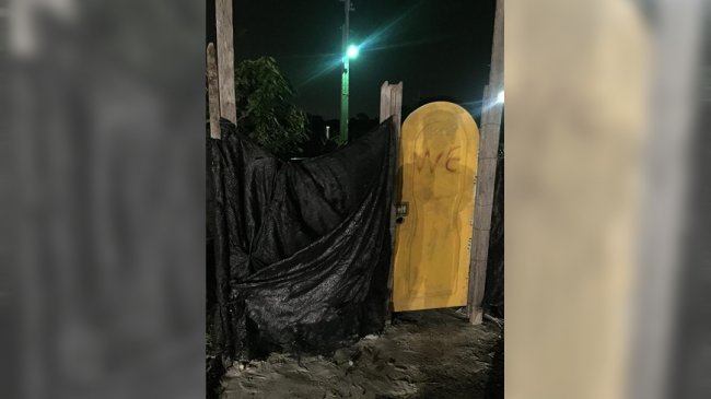 连门都不用敲！ 这夜市厕所没马桶仅用黑布遮