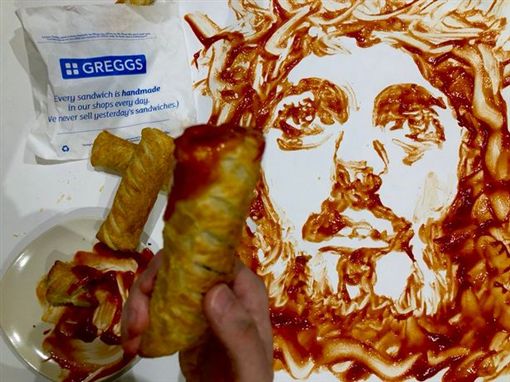 他用香肠卷沾番茄酱画「耶稣」！ 网友惊叹：超传神