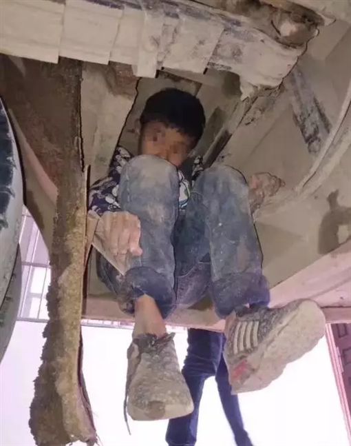 2男童蜷曲钻车底！ 「搭顺风车」3小时只为见爸妈一面