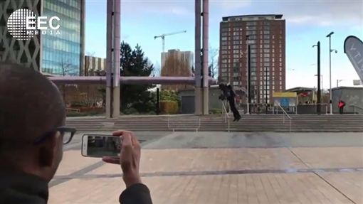 钢铁人现身？英发明家身穿飞行装 当众飞天折服观众