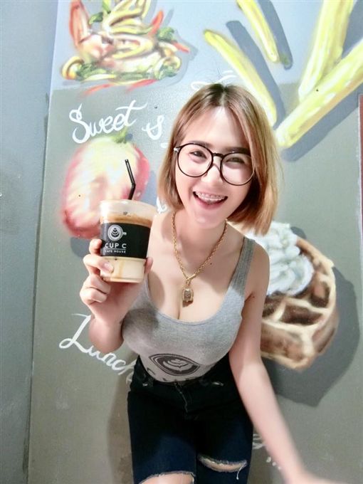 咖啡女店员侧漏超胸狠！ 网疯揪朝圣真相却是…