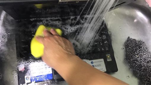 老婆嫌笔记本好脏 「体贴好老公」霸气丢水槽帮刷洗