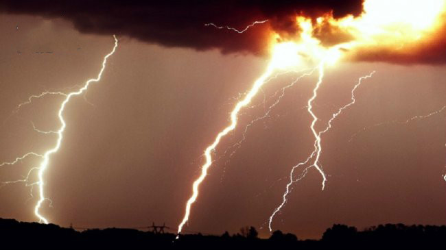 诡异雷击劈足球场！ 客队11球员全身亡主队都没事