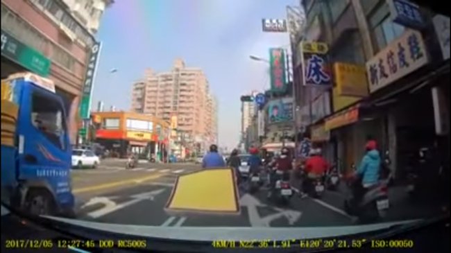 超狂骑士大马路拖「床垫」 网友：都磨烂了