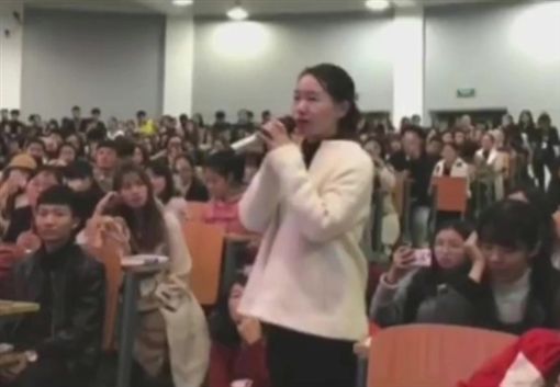 疯狂女粉丝跟监、强抱 人气男作家叹：简直噩梦！