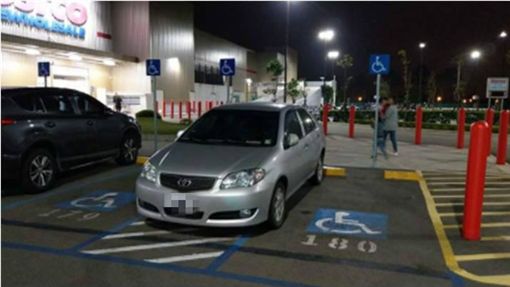 三宝停两个车位「正中间」 网友傻眼：这算哪一宝？