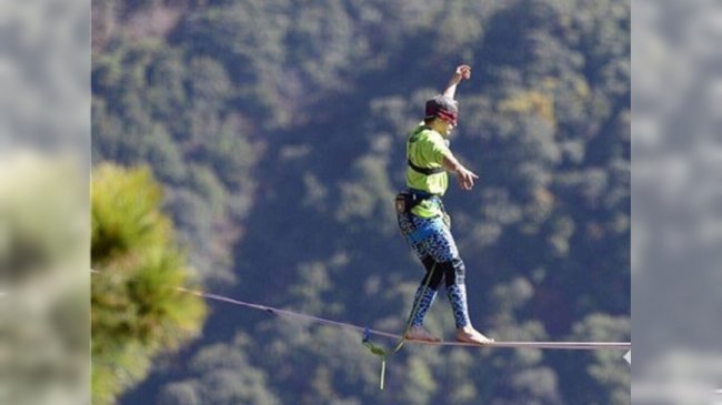 蒙眼走6000m高、430m长绳索 挑战世界纪录