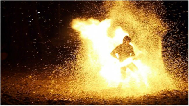 人体自燃？男突起火内脏都烧掉 警察：不知火哪来