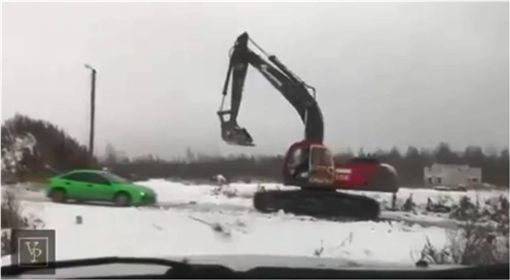 战斗民族「马路会车」不爽对方挑衅　怪手驾驶当街「拆车」