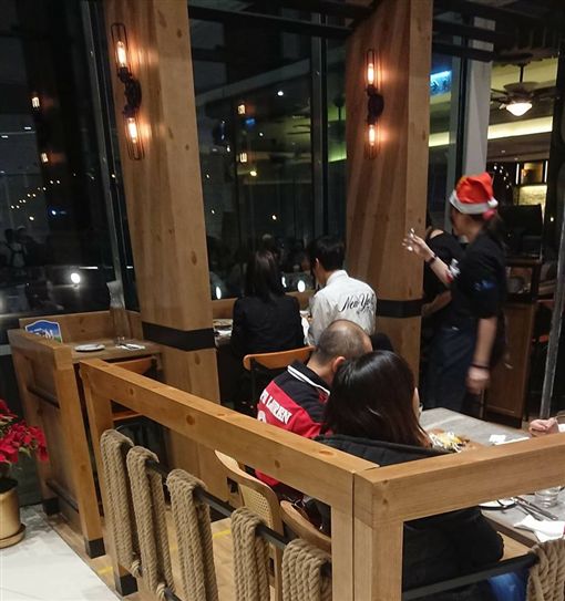 谁敢坐这位！圣诞「边缘座」引网友热议：根本是霸凌单身狗