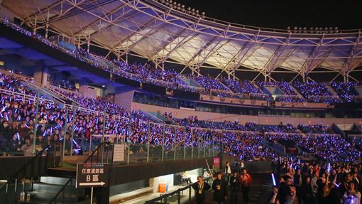 演唱会萤光棒男友竟拿这「2根」！ 女友崩溃了