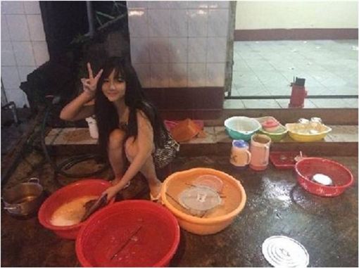 越南小吃店惊见「洗碗正妹」 甜笑融化网友：我觉得可以