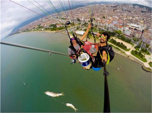 土耳其钓客「钓出新高度」 竟然边玩滑翔翼边钓鱼！