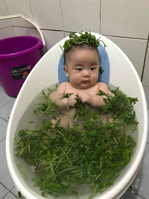 男婴洗艾草澡收惊 太Q嫩遭网友笑：熬「鲜肉汤」吗？