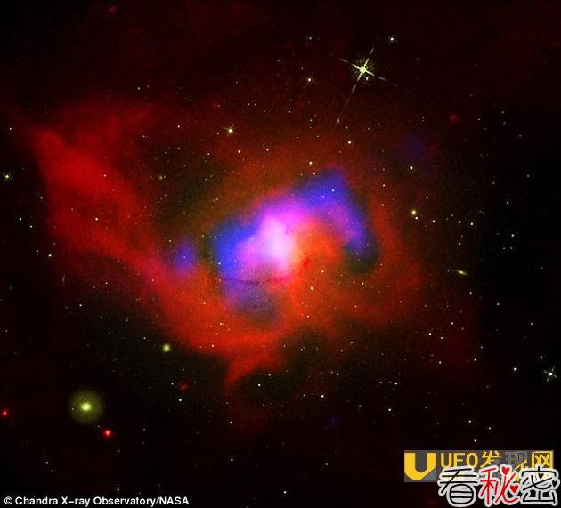 天文学家在椭圆星系NGC 4696的中央发现了一处超大质量黑洞。该星系坐落在人马座星团中心，距地球约1.45亿光年。