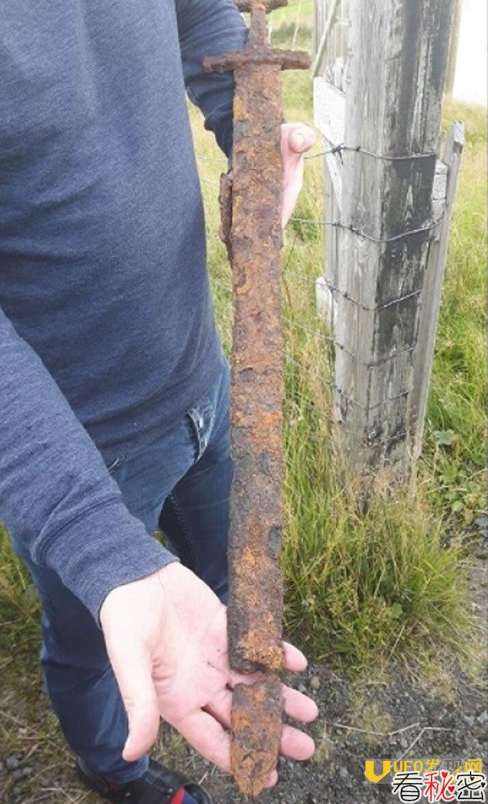 冰岛打猎团队到野外猎杀野鹅竟发现1000年前的维京时代古剑