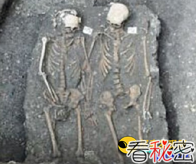 考古学家发现手挽手夫妇尸骨