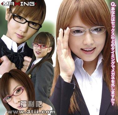 藤井蕾娜尽情展现她的知性美