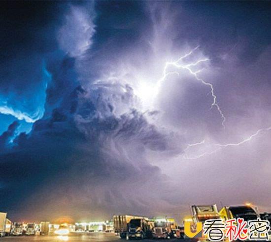 摄影师抓拍绝美超级雷暴 闪电球坠落并撞击地面的场景非常震撼！