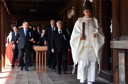 1985年8月15日：日本首相首次正式参拜靖国神社