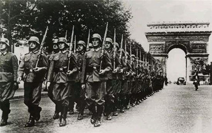 1940年6月14日：德军举行巴黎入城仪式