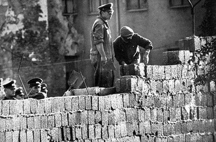 1961年8月13日：东德开始建造柏林墙