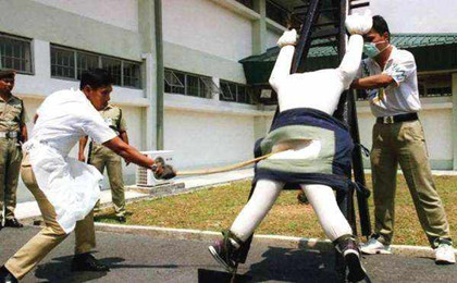 1994年6月9日：美国少年在新加坡受鞭刑