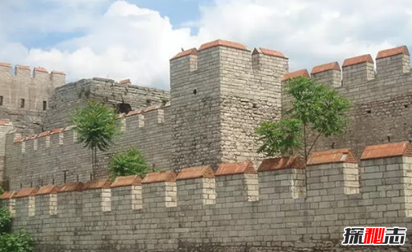 世界十大保存最完整的古城墙,第二为地球最长墓地(一百万人死亡)