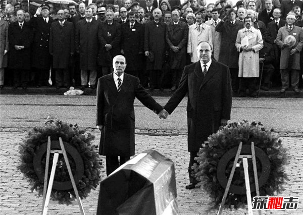 德国总统惊世一跪所为何事 德国两位下跪的总统分别是谁