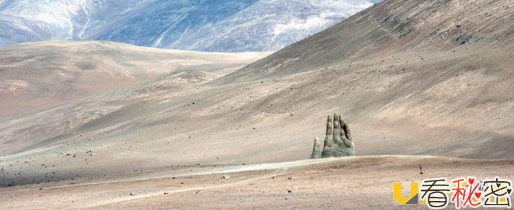 神秘巨手隐藏在全球最荒凉的沙漠中