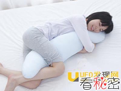 女性自慰夹枕头方法